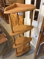 Pastatoma kampinė lentyna