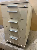 Tumba prie (po) rašomojo stalo